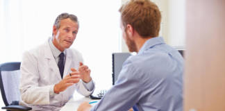 Pakiety medyczne - młody mężczyzna podczas wizyty u pani doktor.