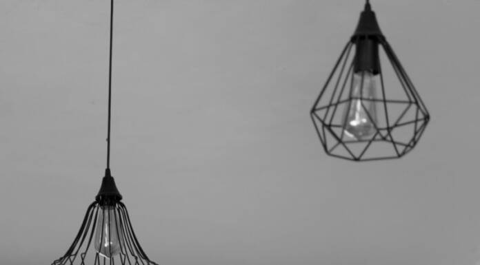 Lampy na korytarz i klatkę schodową – jakie wybrać? Poradnik
