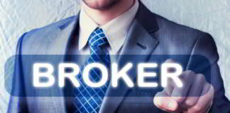 Mężczyzna w garniturze i napis "broker"