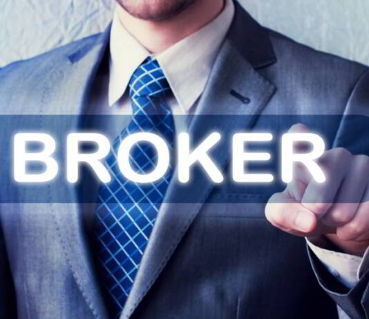 Mężczyzna w garniturze i napis "broker"
