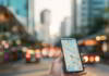 Dlaczego lokalne firmy nie mogą już ignorować Google Maps? Wyszukiwanie lokalnych firm w Google Maps na smartfonie w centrum miasta