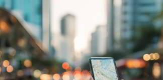 Wyszukiwanie lokalnych firm w Google Maps na smartfonie w centrum miasta