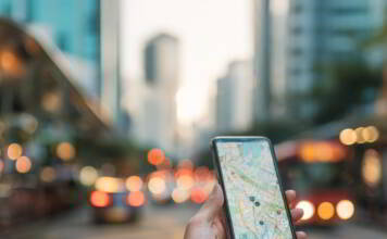 Wyszukiwanie lokalnych firm w Google Maps na smartfonie w centrum miasta