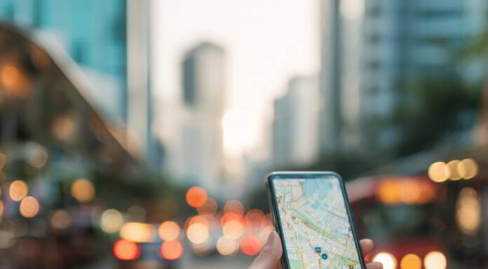 Dlaczego lokalne firmy nie mogą już ignorować Google Maps? Wyszukiwanie lokalnych firm w Google Maps na smartfonie w centrum miasta